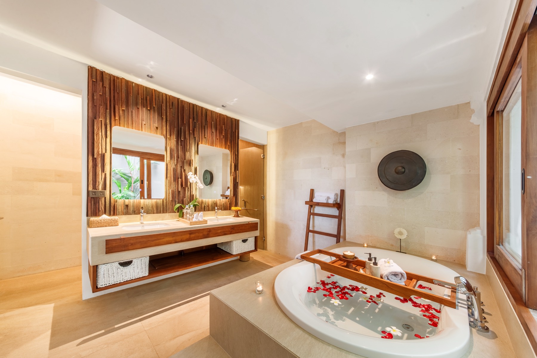 Labuan Sait bathroom with tub