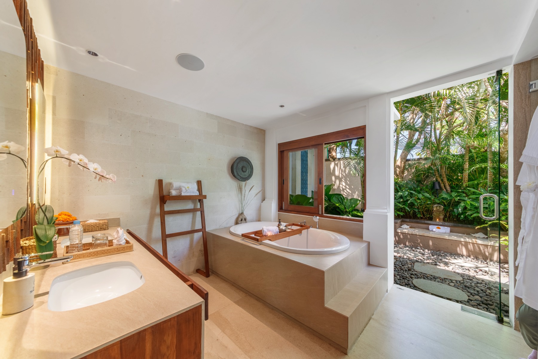 Suluban bathroom with tub